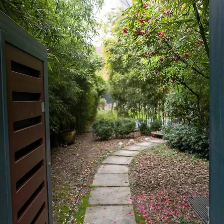 Youhosty - Exclusive Townhouse Garden And Pool Apartment
