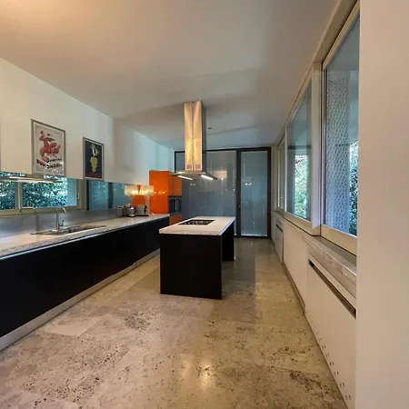 Youhosty - Exclusive Townhouse Garden And Pool Apartment *