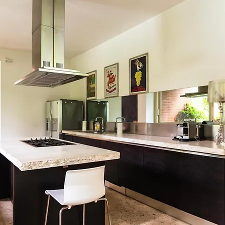 Youhosty - Exclusive Townhouse Garden And Pool